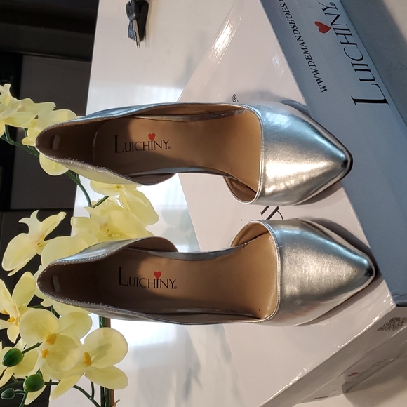 Gorgeous Silver pump! - Picture 4 of 17